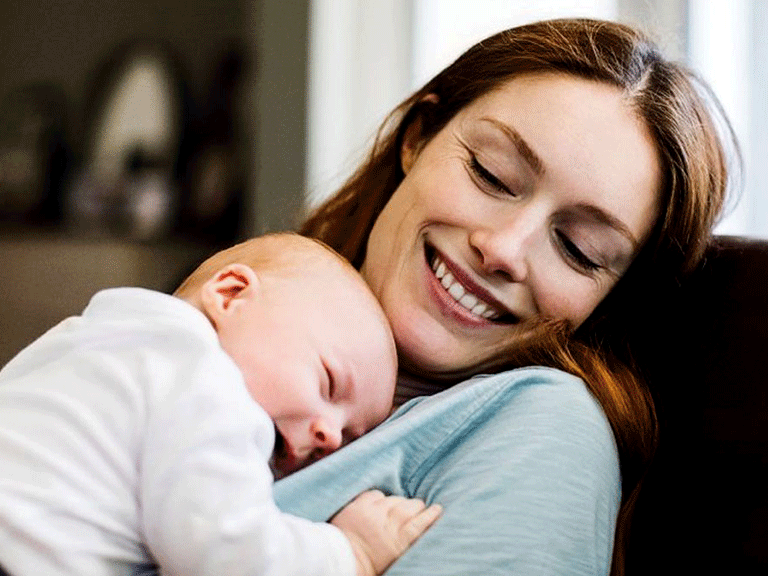 تغذیه نوزاد از شیر مادر