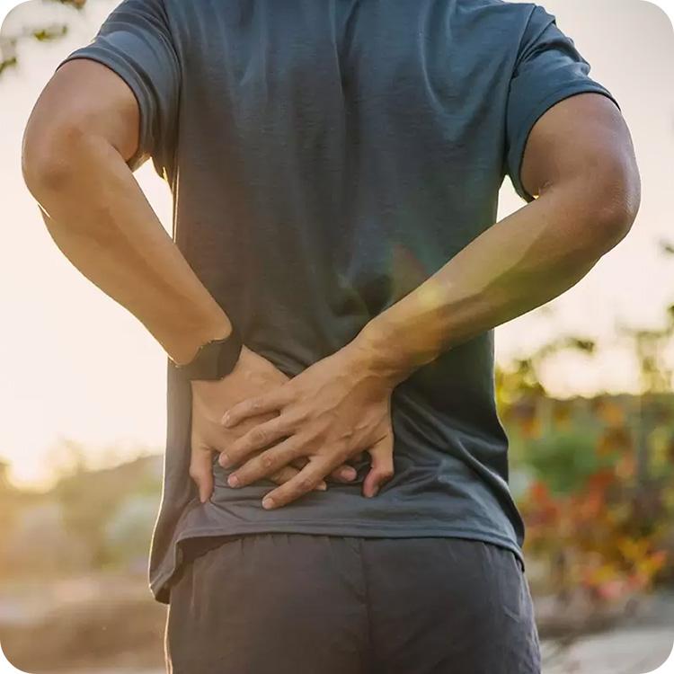 تصویری از فردی که در حین راه رفتن احساس کمر درد دارد.